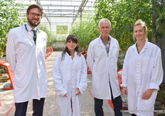 Het team dat fungeerde als jury die deze competitie. Van links naar rechts: Guido de Croon, Salua Hamaza (beide van TU Delft), Ab van Marrewijk (teler van Tomatoworld) en Liselotte de Vries (TU Delft).